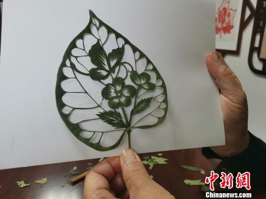 圖為，都婉莉創作的作品“蝶戀花”。　孫宏瑗 攝