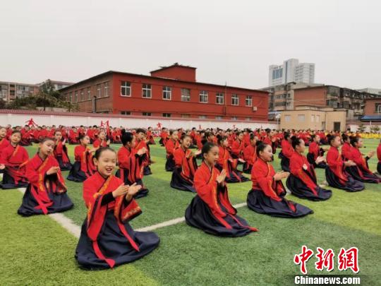 圖為學(xué)生們展演中國傳統(tǒng)文化。　楊大勇 攝
