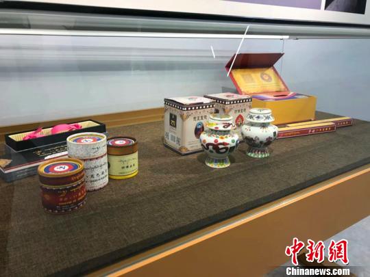 展覽展示唐卡、藏香、造像等藝術(shù)?！⊥踝訚?攝