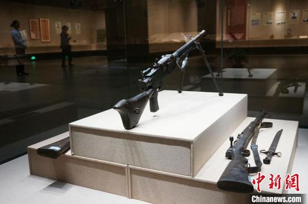 解放戰(zhàn)爭時期輕機槍、步槍?！W惠蘭 攝