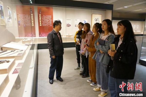 桂林博物館館長唐春松與高校學生分享革命文物故事?！W惠蘭 攝