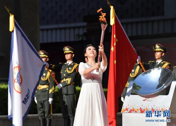 9　2019年8月1日，采火使者方銘璐在第七屆世界軍人運(yùn)動(dòng)會(huì)圣火火種采集和火炬?zhèn)鬟f啟動(dòng)儀式上點(diǎn)燃采火棒。新華社記者彭昭之?dāng)z