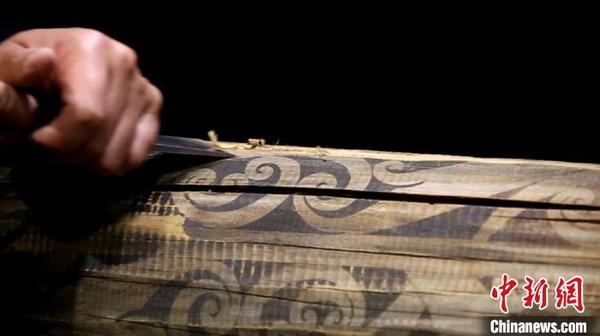 “TukuIho生生不息”毛利文化展上，毛利木匠雕刻木雕?！〗饤?攝