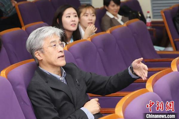 日本大阪大學總合博物館長，文學研究院永田靖教授正在會上點評。　芊燁 攝