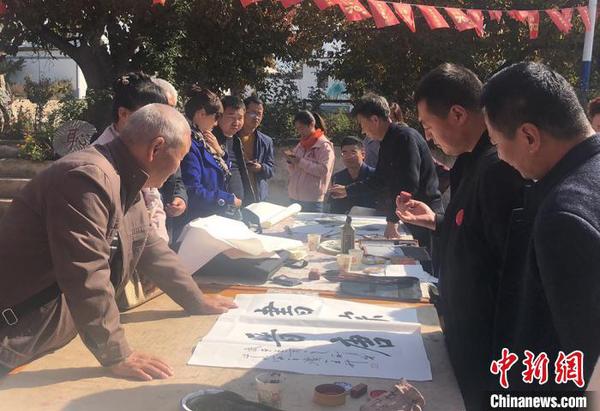 圖為文人書寫“美麗鄉村”。　鐘欣 攝