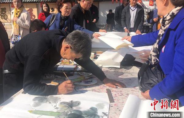 圖為文人以美麗鄉村為題材現場創作。　鐘欣 攝