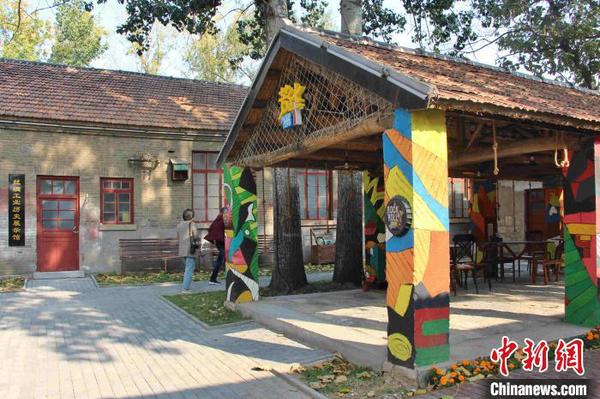 圖為“絲路綢語(yǔ)”文化創(chuàng)意園內(nèi)建有絲綢工業(yè)歷史展示館。　趙曉 攝