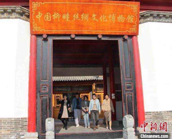 圖為柳疃鎮(zhèn)建設(shè)了中國(guó)柳疃絲綢文化博物館。　趙曉 攝