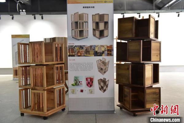 圖為榫卯結構旋轉書柜 武昌首義學院供圖