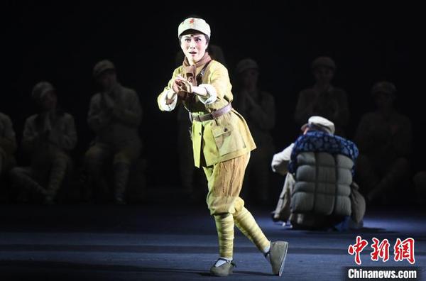 一級(jí)演員、中國(guó)文化藝術(shù)政府獎(jiǎng)文華表演獎(jiǎng)獲得者、中國(guó)戲劇梅花獎(jiǎng)得主周虹在劇中飾演陳大蔓。　記者劉可耕 攝