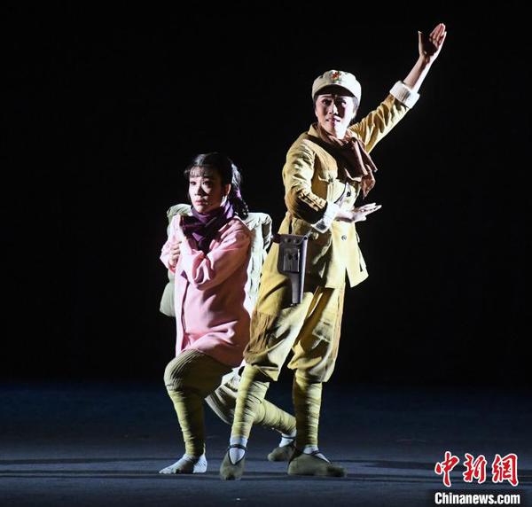 閩劇《生命》由一級(jí)演員、中國(guó)文化藝術(shù)政府獎(jiǎng)文華表演獎(jiǎng)獲得者、中國(guó)戲劇梅花獎(jiǎng)得主周虹(右)和一級(jí)演員、中國(guó)戲劇梅花獎(jiǎng)得主陳瓊(左)領(lǐng)銜主演。　記者劉可耕 攝