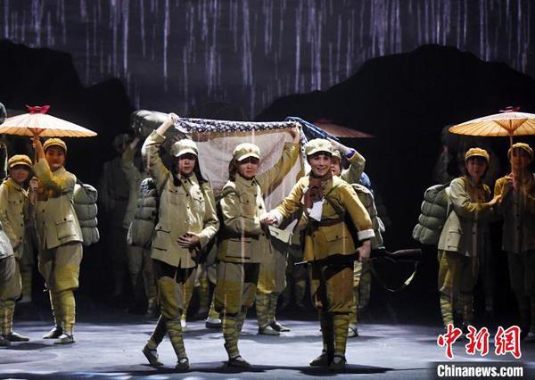 閩劇《生命》獲得中宣部第十五屆精神文明建設(shè)“五個(gè)一工程”優(yōu)秀作品獎(jiǎng)。　記者劉可耕 攝