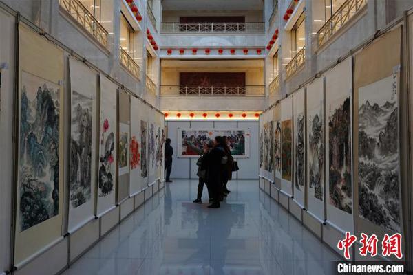 觀眾在欣賞參展作品。　李晛 攝