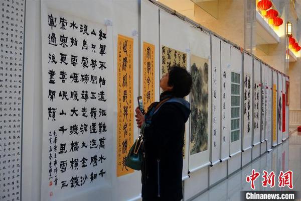 觀眾在欣賞參展作品。　李晛 攝
