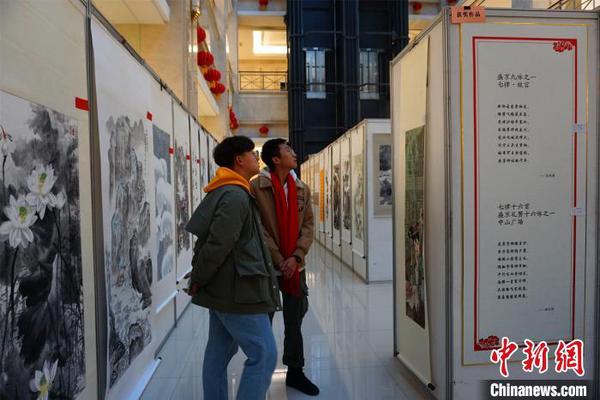 觀眾在欣賞參展作品?！±顣?攝