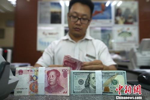 資料圖：銀行工作人員清點貨幣。<a target='_blank' href='http://www.chinanews.com/'>中新社</a>記者 張云 攝