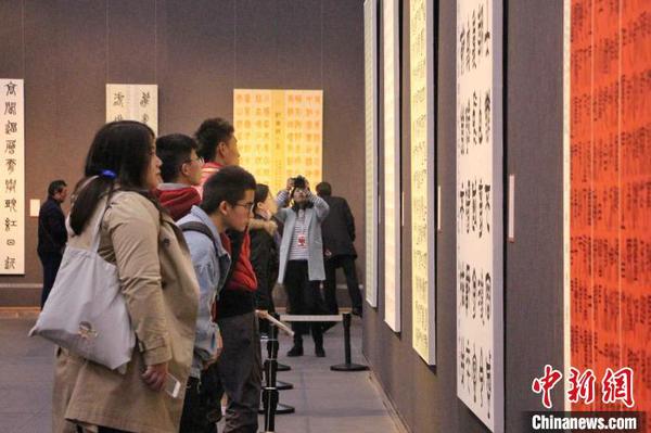 全國書法篆刻展覽由中國文學(xué)藝術(shù)界聯(lián)合會、中國書法家協(xié)會主辦，由中國文聯(lián)書法藝術(shù)中心、山東省文學(xué)藝術(shù)界聯(lián)合會、山東省文化和旅游廳、濟(jì)南市人民政府承辦?！≮w曉 攝