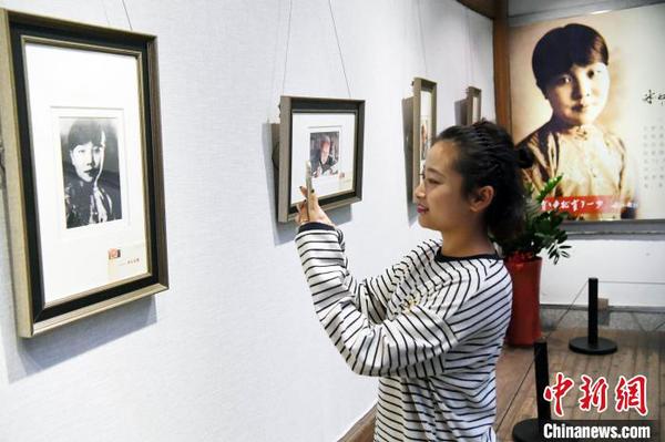 展出的冰心青年時期黑白老照片吸睛?！∮浾邉⒖筛?攝