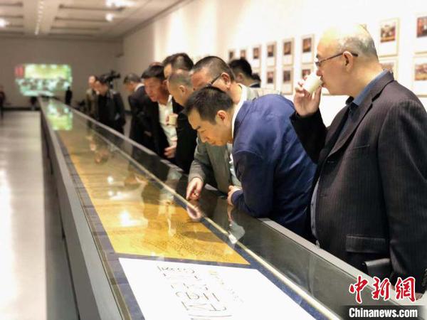民眾欣賞《八百里甌江圖》鋼筆畫長卷。　潘沁文 攝