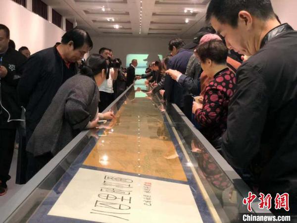 民眾欣賞《八百里甌江圖》鋼筆畫長卷。　潘沁文 攝
