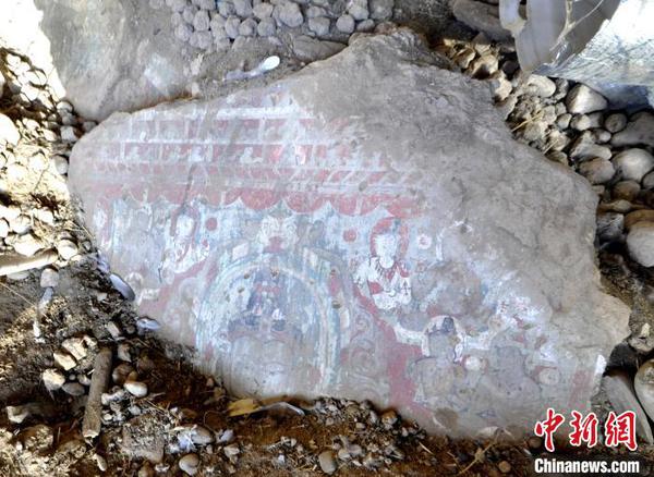 圖為此次發現的13世紀前后藏傳佛教壁畫局部。　郭福山 攝