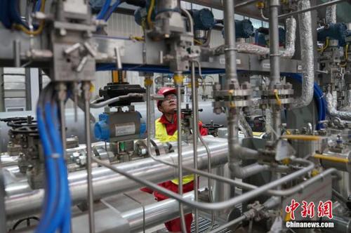 資料圖：10月30日，鄂爾多斯壓氣站員工巡檢設(shè)備。中新社記者 蘇丹 攝
