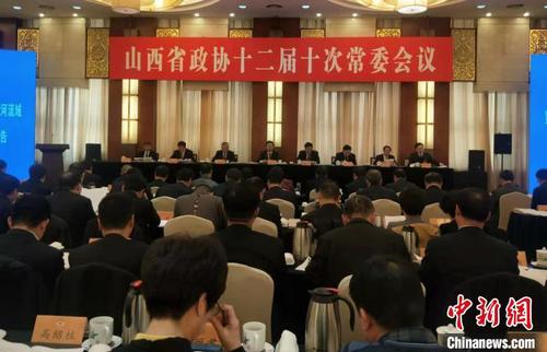 在14日舉行的山西省政協十二屆十次常委會議現場，山西省政協副主席李青山發布關于“加強汾河流域水污染防治，持續改善生態環境”的調研情況報告。　吳瓊　攝