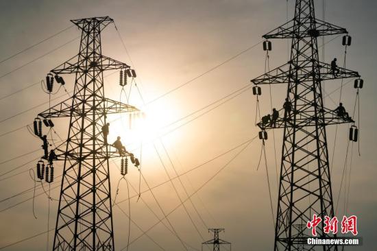 資料圖：電力工人在高空工作。毛強 攝