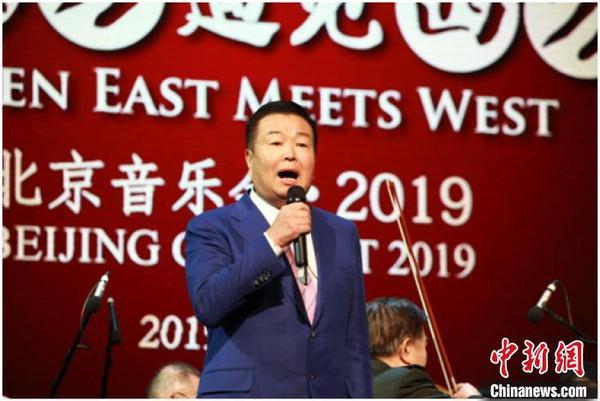 嚴彬現場演唱《胸有朝陽》。主辦方供圖