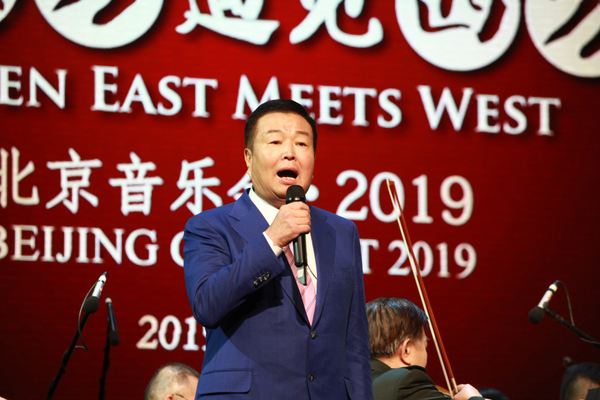 4 全國政協委員、華彬集團董事長嚴彬現場演唱《胸有朝陽》
