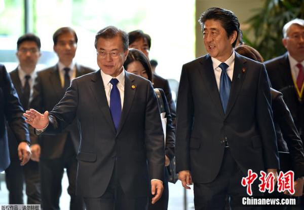 資料圖片：韓國總統(tǒng)文在寅和日本首相安倍晉三。