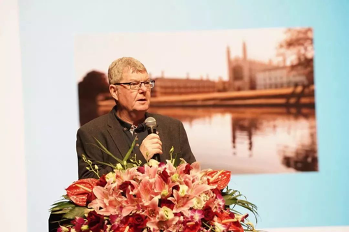 中國托馬斯學校的PBL學習總指導——英國劍橋大學副校長、英國皇家工程院院士、世界著名超導專家David Cardwell教授發言