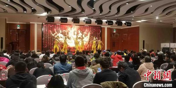 觀眾觀看現場表演的敦煌飛天舞?！≠R小麗 攝