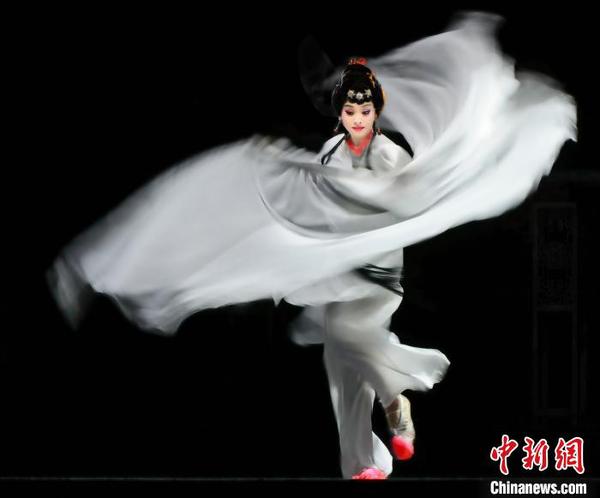 《水上燈》劇照，劉子薇憑借劇中京劇、漢劇“兩下鍋”的精彩表演贏得第二個梅花獎。武漢京劇院供圖