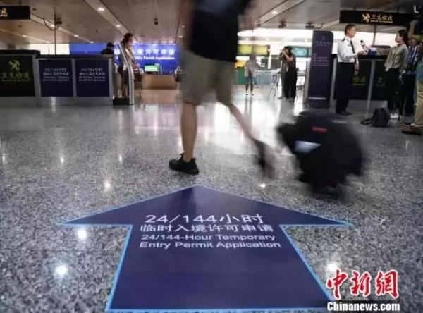 資料圖：廣州白云機(jī)場144小時臨時入境許可申請指引。　鐘欣 攝