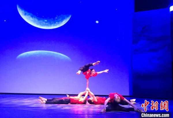 發(fā)布會(huì)上，湖南省雜技藝術(shù)劇院年輕演員表演的雜技節(jié)目。　鄧霞 攝