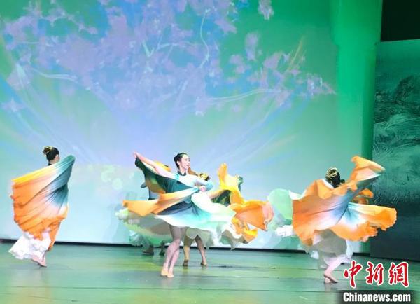 發(fā)布會(huì)上，湖南省歌舞劇院帶來(lái)的舞蹈《花開東方》。　鄧霞 攝