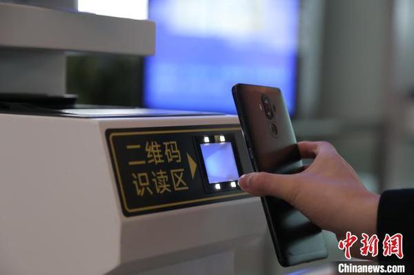 圖為旅客使用客票二維碼檢票乘車?！〉詾?攝