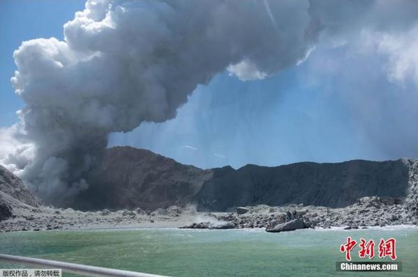 當(dāng)?shù)貢r(shí)間12月9日，新西蘭豐盛灣懷特島火山爆發(fā)，火山灰直沖云霄。