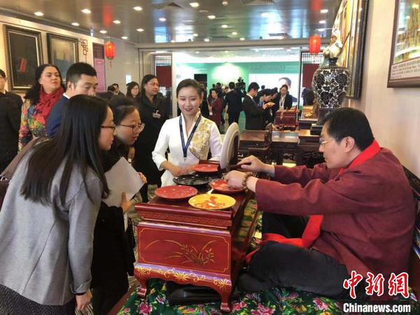 從山西、全國到國外，山西工藝美術集團一步步擴大交流范圍，為山西的工藝美術從業(yè)人員、大師及愛好者，搭建展示、交流、合作、研討、開發(fā)的交流平臺。　受訪者供圖 攝