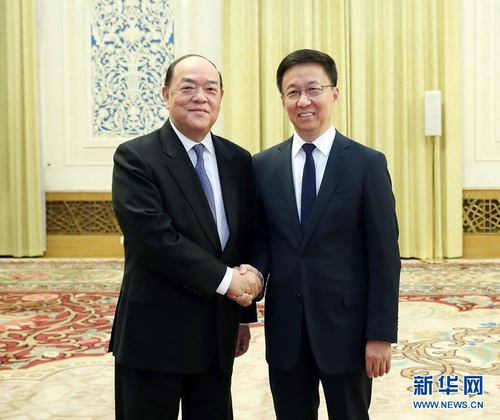 12月6日，中共中央政治局常委、國務院副總理韓正在北京人民大會堂會見澳門特別行政區候任行政長官賀一誠率領的來京接受任前培訓的新一屆政府管治團隊。 新華社記者劉衛兵攝