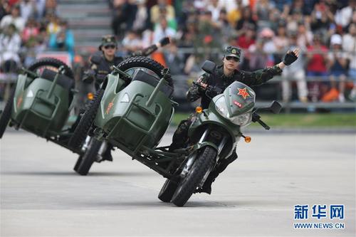 駐澳門部隊舉行軍營開放活動，女兵進行摩托車駕駛演示（2019年5月2日攝）。新華社發（葉華敏 攝）