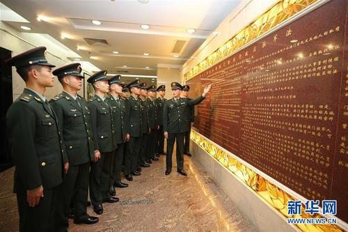 駐澳門部隊組織官兵學習刻在新口岸大廈大廳墻上的駐軍法（2019年12月2日攝）。新華社發（葉華敏 攝）
