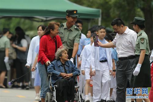 軍營開放活動中，駐澳門部隊官兵熱心幫助老幼（2019年5月2日攝）。 新華社發（葉華敏 攝）