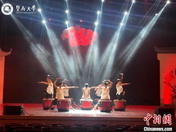 部分獲獎(jiǎng)選手、社團(tuán)、項(xiàng)目及表演嘉賓將節(jié)目帶到了頒獎(jiǎng)典禮上。暨南大學(xué)供圖