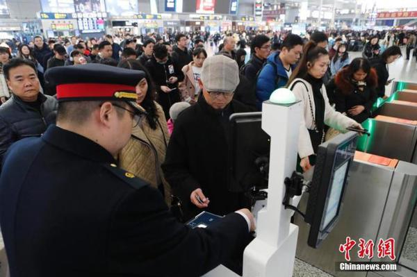 資料圖：12月12日，旅客在鐵路上海虹橋站排隊(duì)購(gòu)買(mǎi)車(chē)票。 殷立勤 攝