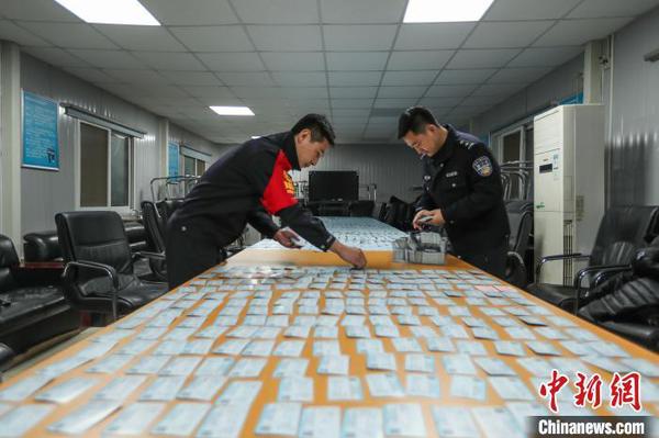 北京鐵路警方12月16日發(fā)布消息稱(chēng)，一制販假火車(chē)票、假航空運(yùn)輸電子客票行程單的制假窩點(diǎn)15日被警方搗毀。