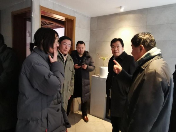 安金明（右一）、顧慈陽(右二)在“有關(guān)”民宿調(diào)研時(shí)與新生代老板王帥（左一）交流