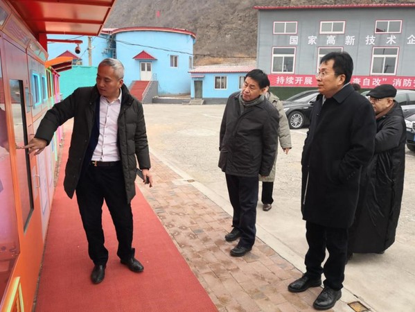 民建會員、中創(chuàng)華拓科技發(fā)展有限公司董事長楊誠介紹垃圾分類系統(tǒng)
