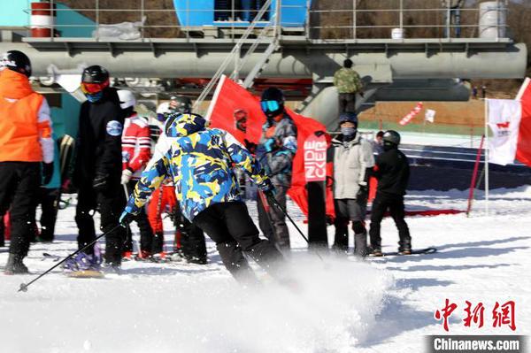 游客體驗(yàn)滑雪。　馬善婷 攝